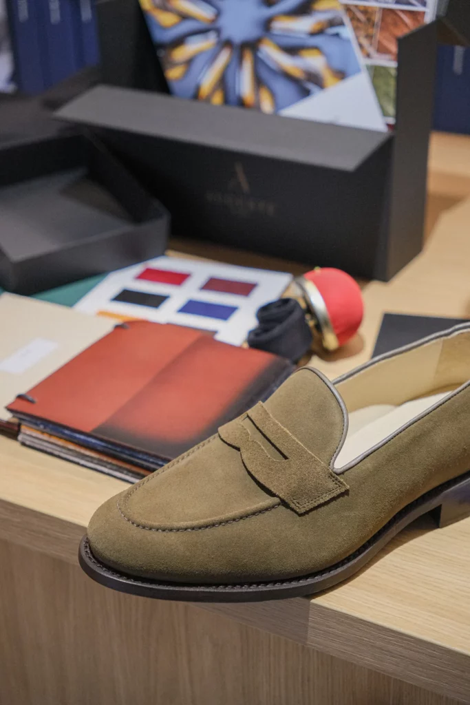 Mocassin en daim et échantillons de cuir